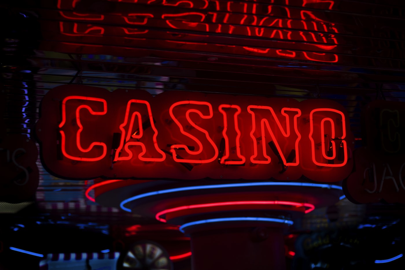 Suasana neon arcade yang terang, mewakili pengalaman bermain dari ponsel