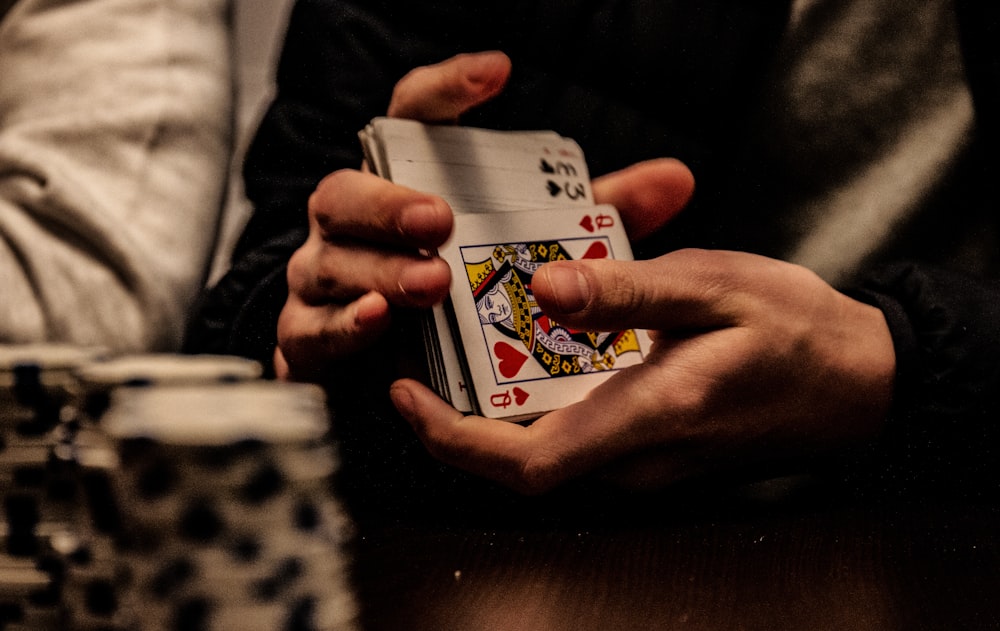 Kartu King of Hearts berdiri di atas meja poker